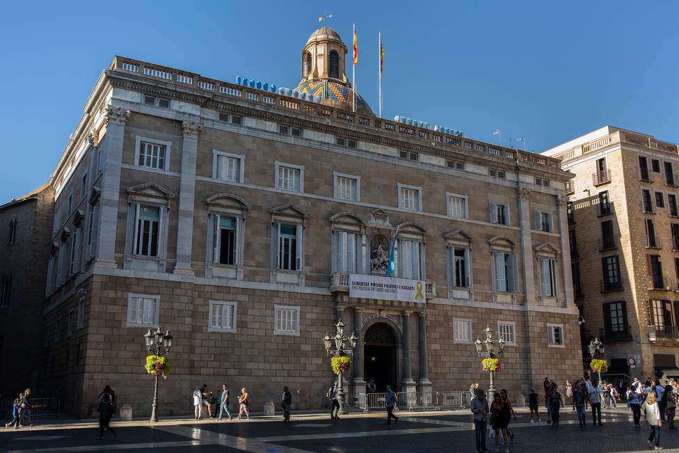 Cuatro identificados por intentar retirar el lazo amarillo de la Generalitat