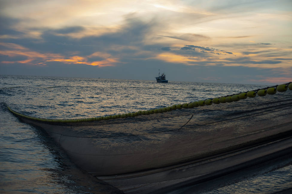 Redes de pesca en el Mar CantÃ¡brico para recoger anchoas.