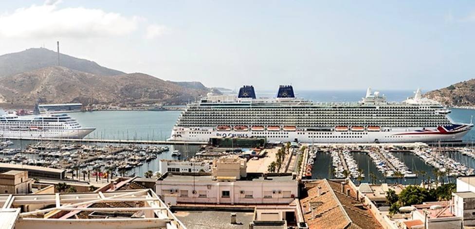 Dos escalas de cruceros desembarcan a más de cinco mil turistas en Cartagena