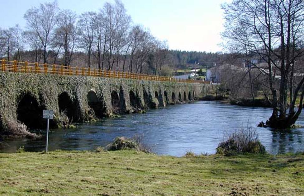 El puente de Uriz está situado sobre el río Ladra a su paso por el municipio de Begonte
