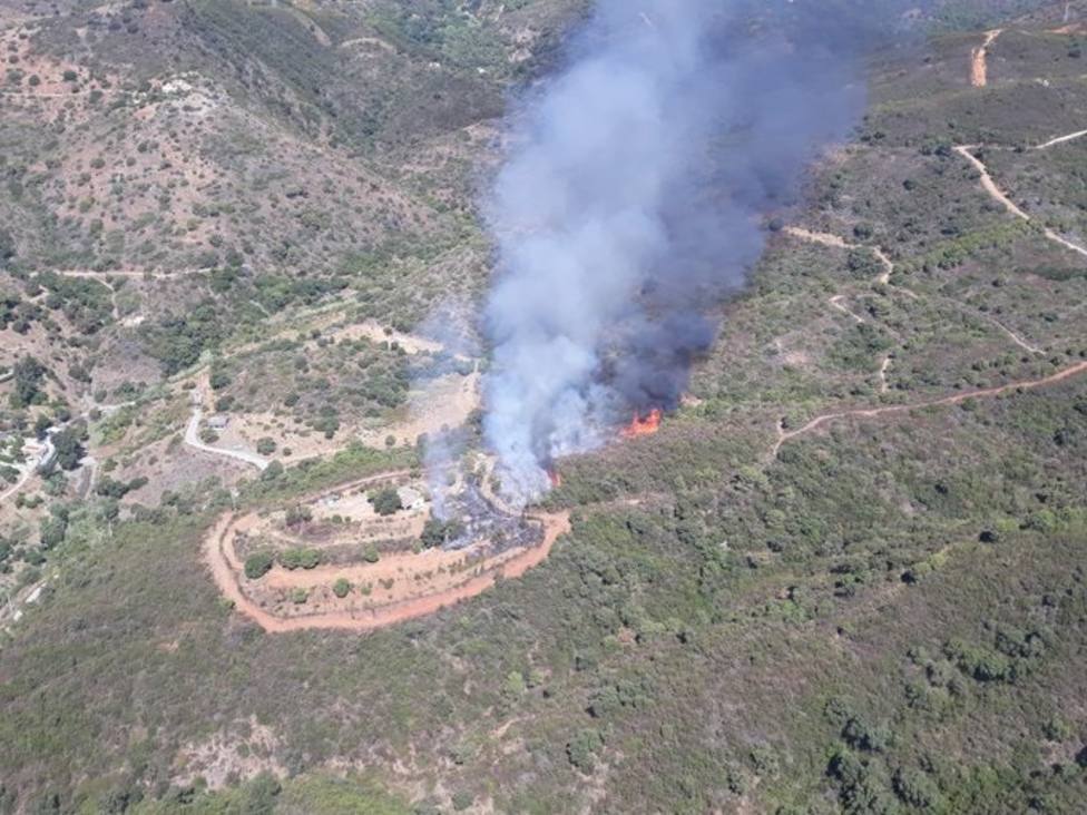 La Junta contabiliza 192 casas desalojadas en Estepona y cinco heridos leves por humo o quemaduras