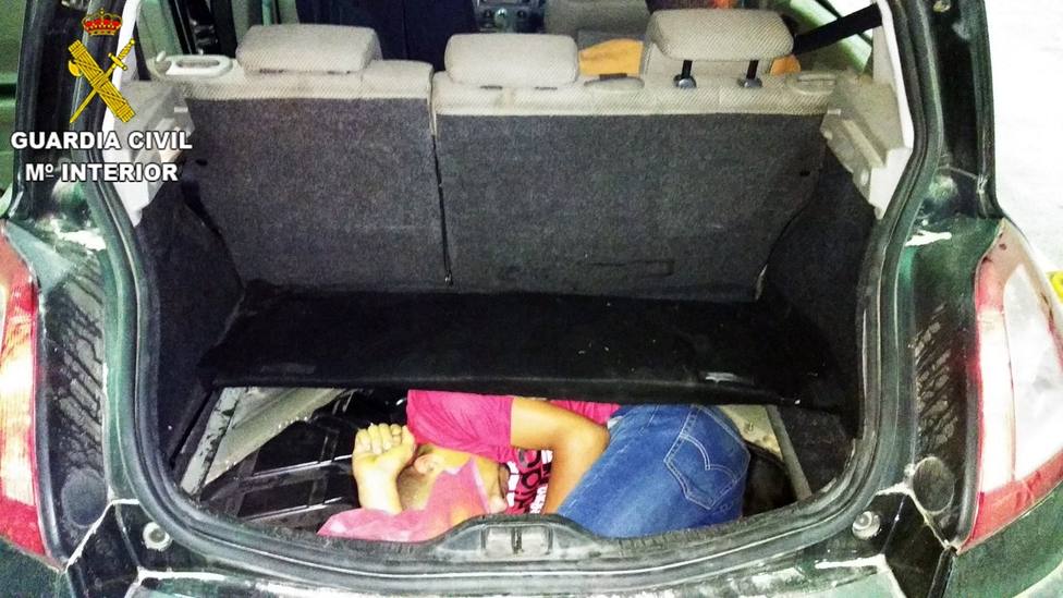 Localizan un joven migrante oculto dentro del hueco de la rueda de repuesto de un vehículo en Melilla