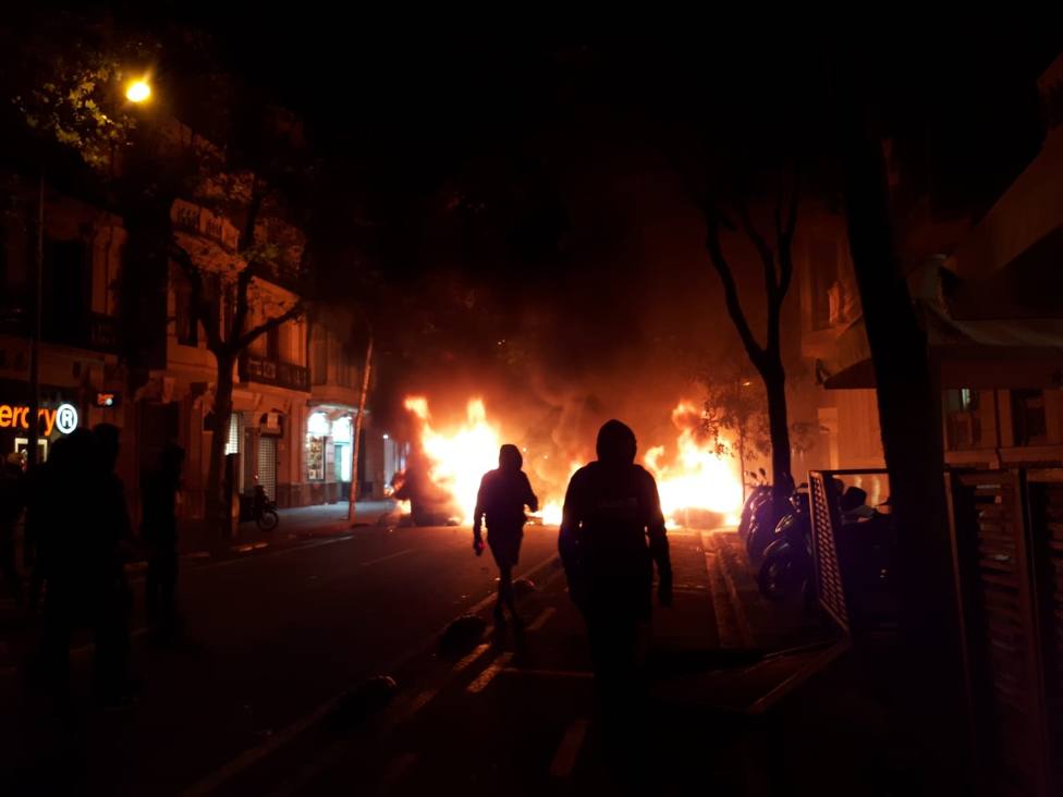 Más de 20 hogueras arden en el centro de Barcelona y provocan grandes columnas de humo