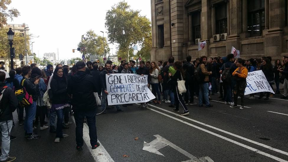 Un centenar de personas corta la Via Laietana en Barcelona por los derechos de los doctorandos