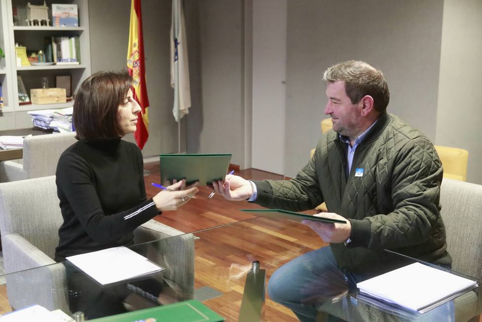 Ángeles Vázquez, conselleira de Medio Ambiente, Territorio y Vivienda con Manuel Meizoso, alcalde de A Capela