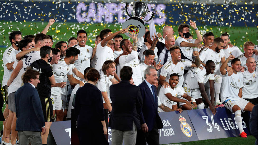 El Real Madrid levanta en el Alfredo Di Stéfano su 34º título de Liga. EFE