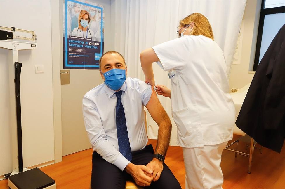 El conselleiro de Sanidade, Julio García Comesaña, se vacuna en Vigo contra la gripe.