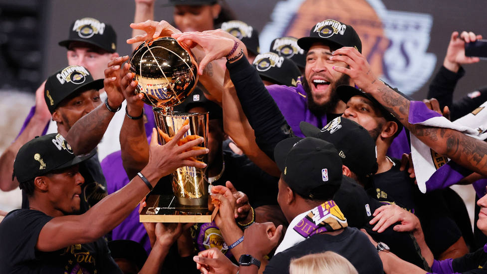 Los Angeles Lakers, con el trofeo de campeones de la NBA 2020. EFE