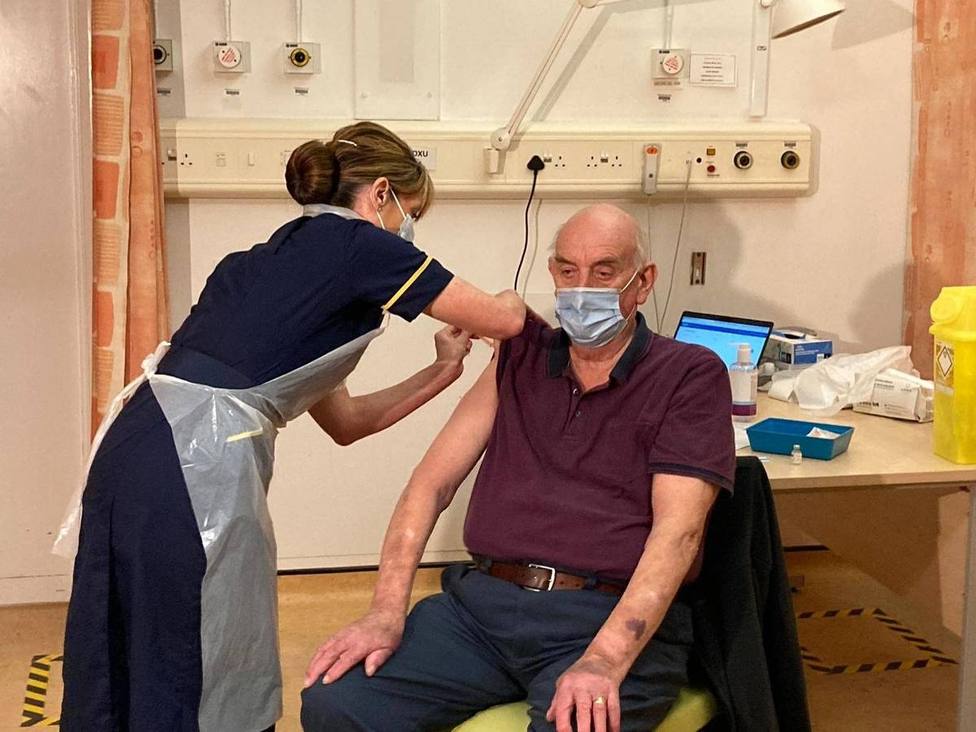 Un hombre de 82 años, el primero que recibe la vacuna de Oxford/AstraZeneca en Reino Unido