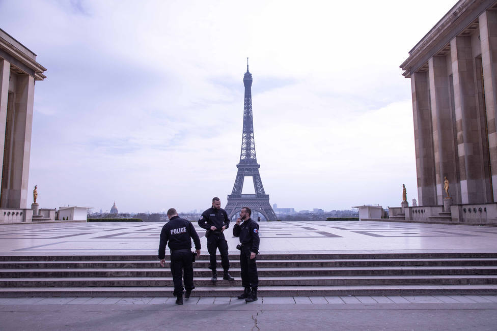 Gran despliegue policial en París por las protestas contra el certificado sanitario