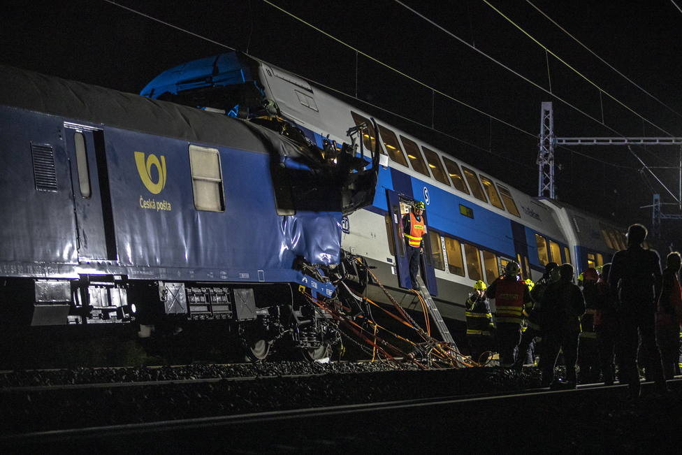 Asciende a tres el número de fallecidos tras la colisión entre dos trenes de pasajeros en República Checa
