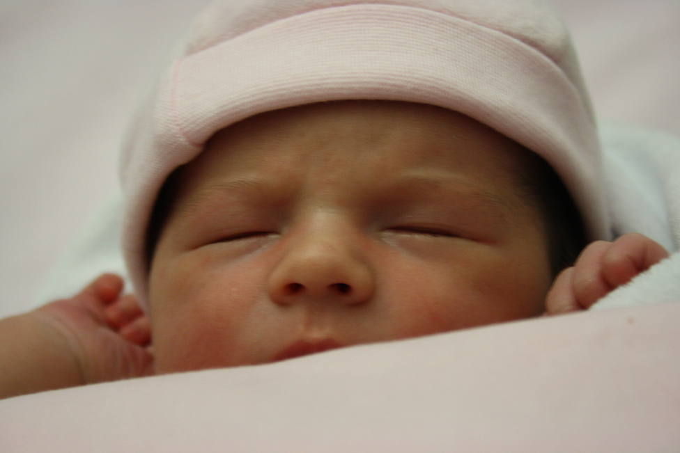 Foto de archivo de un bebé recién nacido