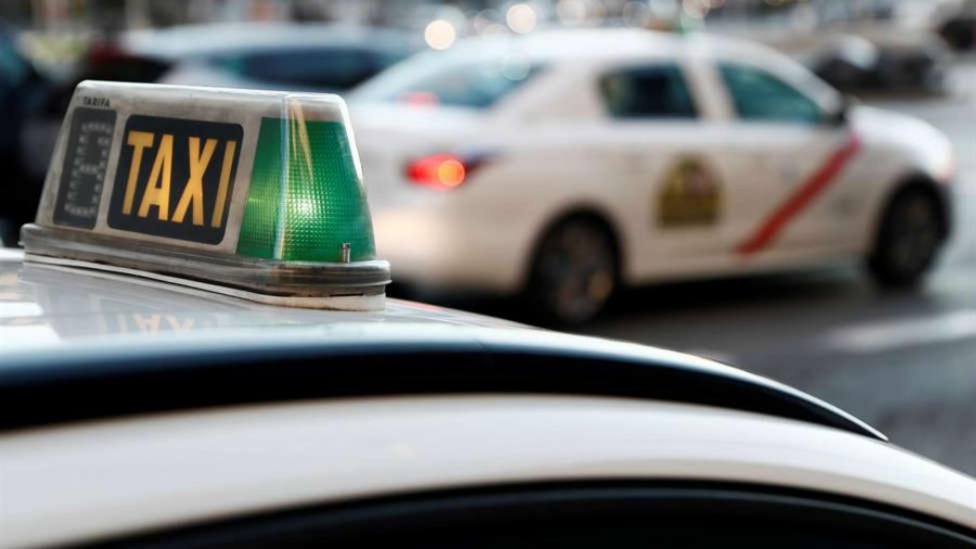 El desagradable incidente que sufrió un taxista por culpa de un joven: las imágenes lo confirman