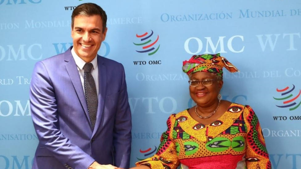 Sánchez aborda la crisis alimentaria por la guerra en Ucrania con la directora general de la OMC en Ginebra
