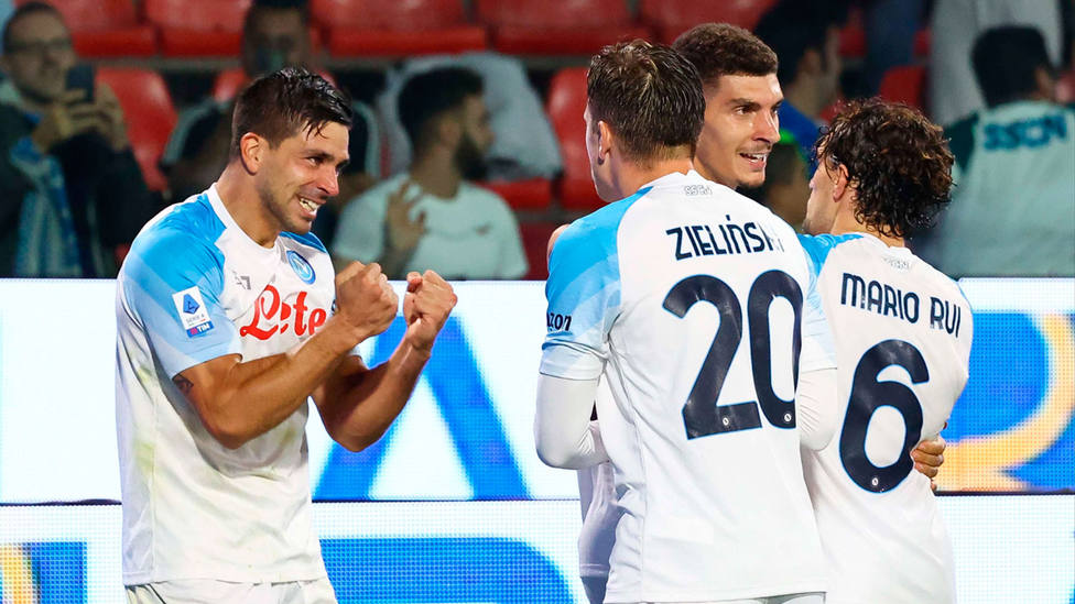Los jugadores del Nápoles se abrazan tras la consecución de uno de los goles marcados al Cremonese. EFE