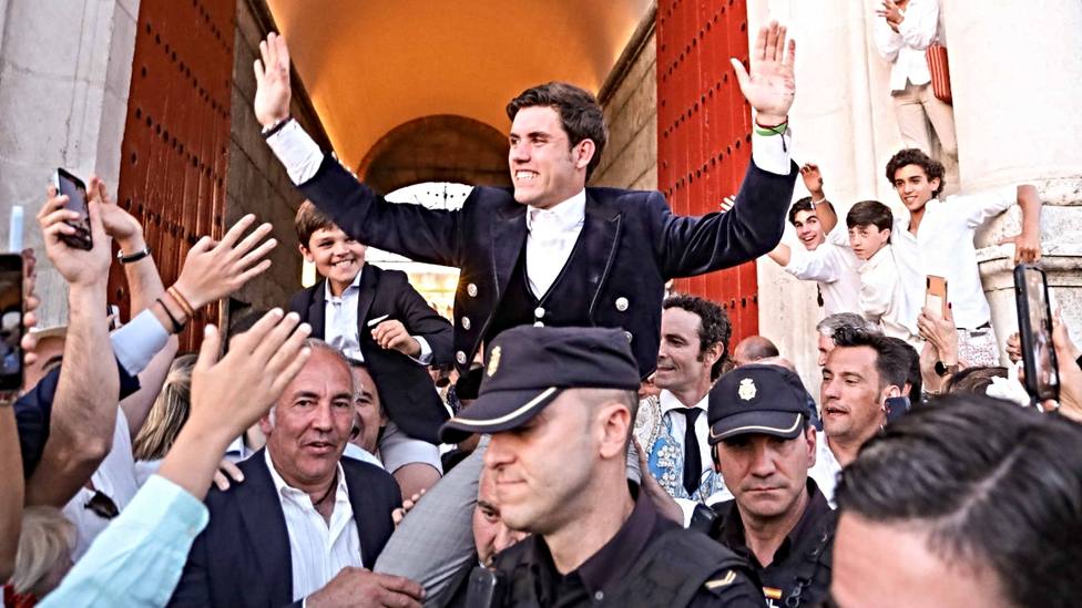 Guillermo Hermoso de Mendoza en su salida a hombros por la Puerta de Príncipe este domingo