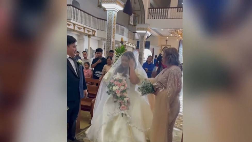 Dos novios de Filipinas van a la iglesia a celebrar su boda y esto es lo que encuentran al llegar: A todos