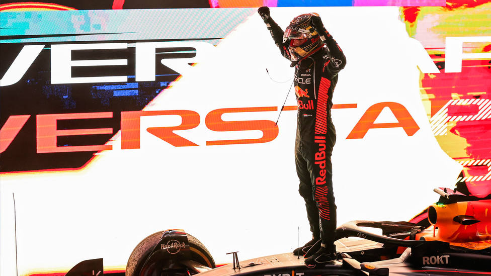 Max Verstappen celebra el triunfo en el GP de Catar sobre su monoplaza. EFE