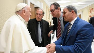 El abrazo del Papa a Bassam y Rami, padres palestino e israelí unidos por  las pérdidas de sus hijas - Papa Francisco - COPE