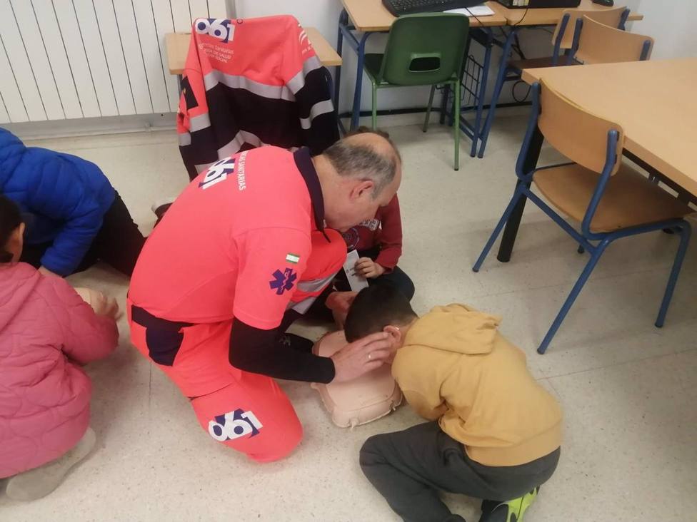 Profesionales sanitarios del 061 de Córdoba enseñan técnicas de primeros auxilios a 150 jóvenes