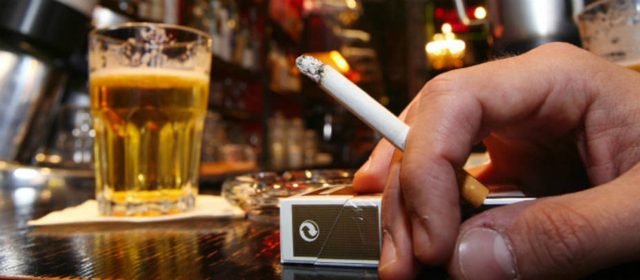 Imagen de una persona fumando mientras toma una cerveza. Foto archivo