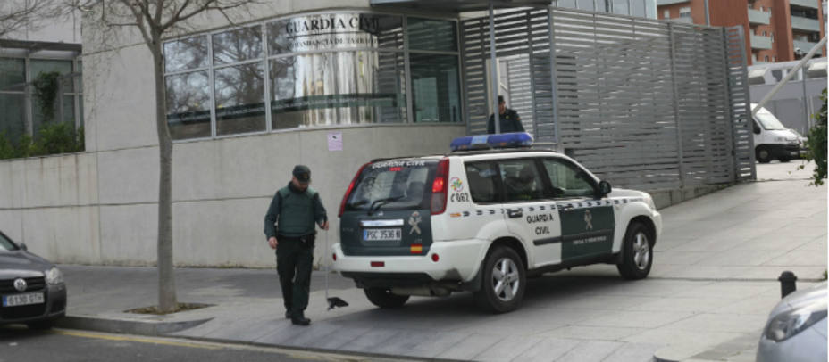 Comandancia de la Guardia Civil de Tarragona a la espera de ser interrogados por los fiscales Anticorrupción José Grinda y Fernando Bermejo. EFE