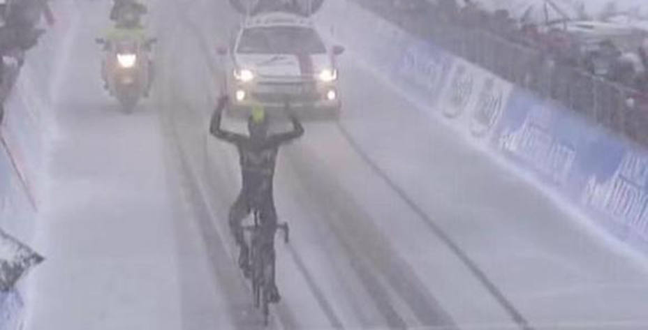 Nairo Quintana se impuso bajo la nieve en la quinta etapa de la Tirreno Adriático