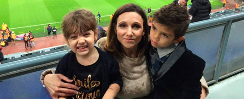 Verónica Brunatti, junto a sus hijos, este domingo en el Camp Nou (@verobrunati)