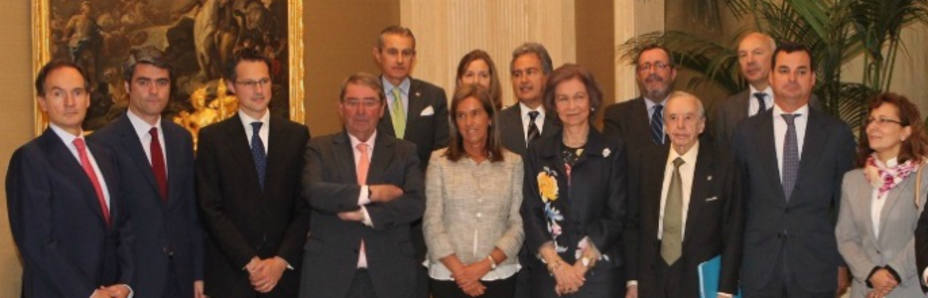 Doña Sofía acompañada de la ministra de Sanidad y los firmantes del acuerdo (foto Casa Real)