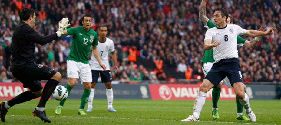 Lampard marca frente a Irlanda (REUTERS)