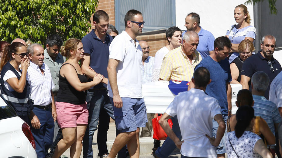 Los padres de Lucía Vivar, la niña de tres años desaparecida en Pizarra (Málaga) y cuyo cadáver fue encontrado en la vía del tren en Álora, acompañando junto a familiares y amigos el féretro con sus restos mortales en el cementerio de Alhaurín el Gra