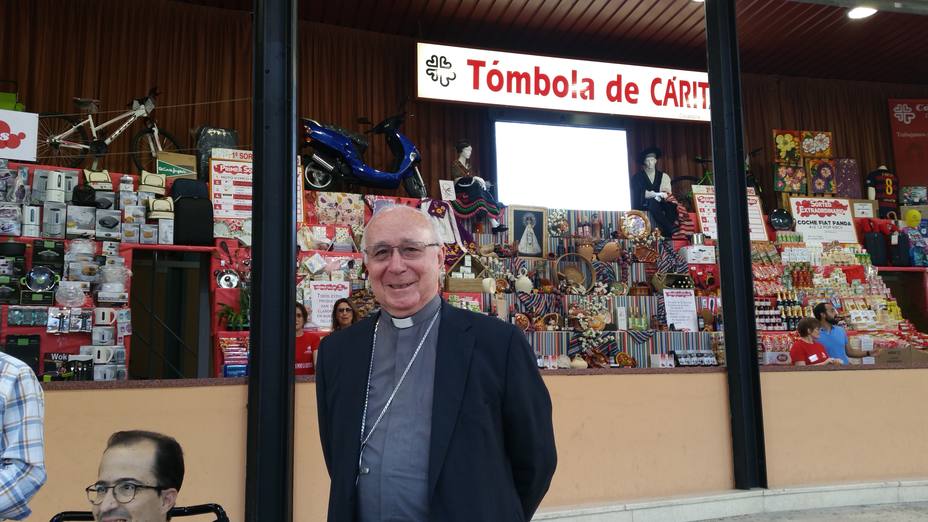 Ciriaco Benavente, Obispo de Albacete inaugura la tómbola de Cáritas