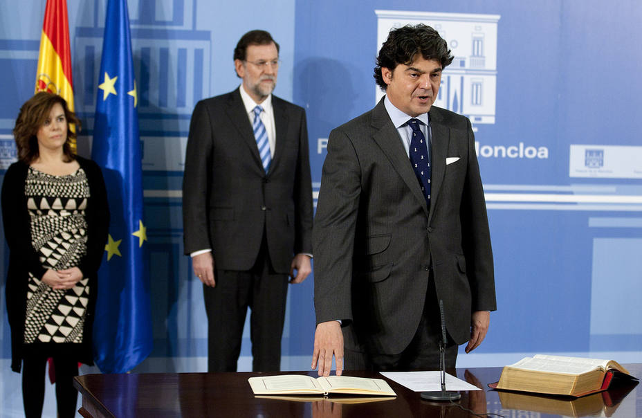Jorge Moragas jurando su cargo delante de Rajoy y Sáenz de Santamaría. PP