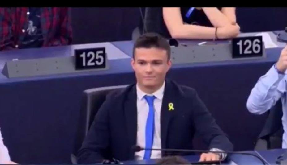 Joven independentista en el Parlamenti Europeo