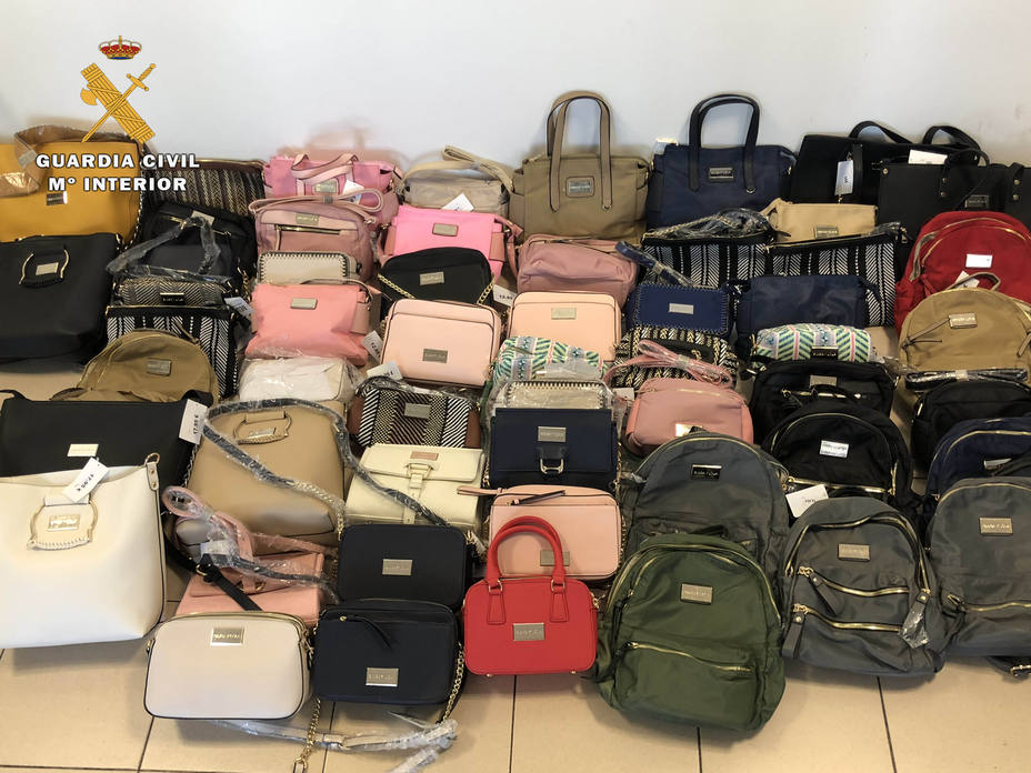 La Guardia Civil intervine 196 bolsos de Bimba & Lola falsificados en un comercio de Calahorra