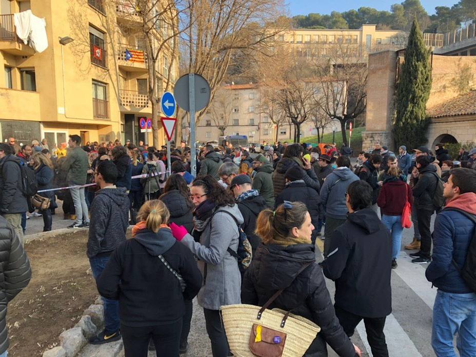 Unas 200 personas se concentran frente a la comisaría de la Policía Nacional de Girona