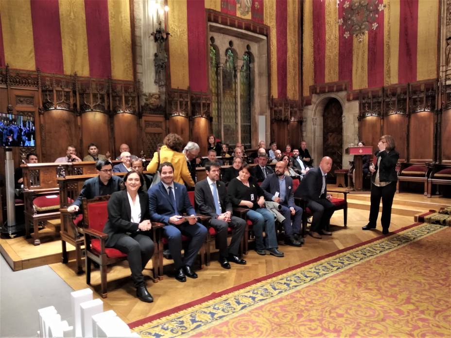 Unos 400 alcaldes catalanes piden un juicio imparcial y la libertad de los presos