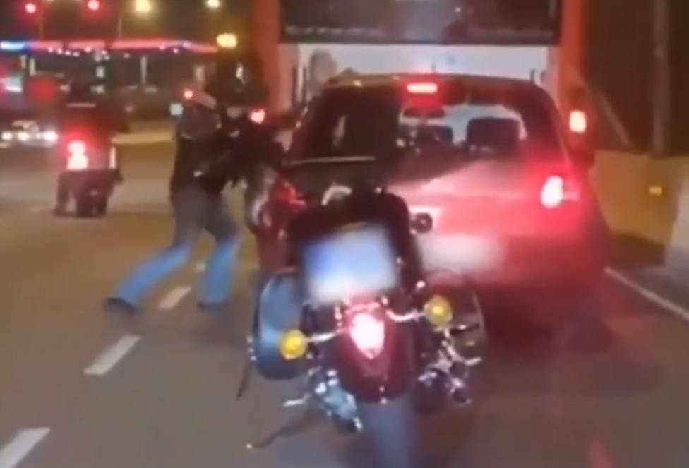 Un motorista enloquece y agrede de manera brutal a otro conductor en Barcelona