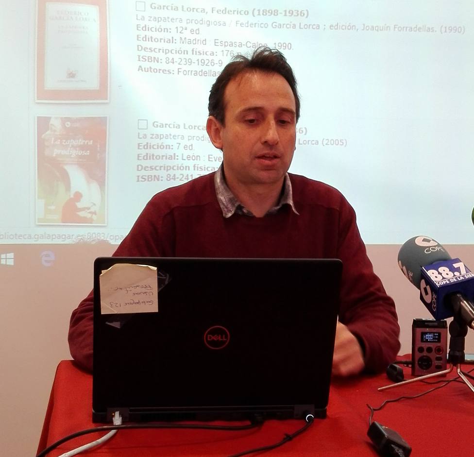El bibliotecario Pablo Parra explica cómo funciona el servicio online
