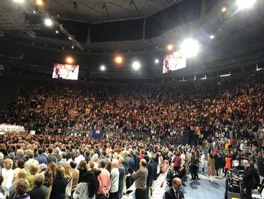 11000 personas abarrotan Vistalegre para ver subir a los altares a la primera laica del Opus Dei 