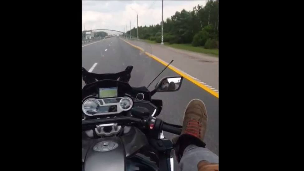 Un youtuber se graba conduciendo una moto con los pies y fallece horas después en un accidente