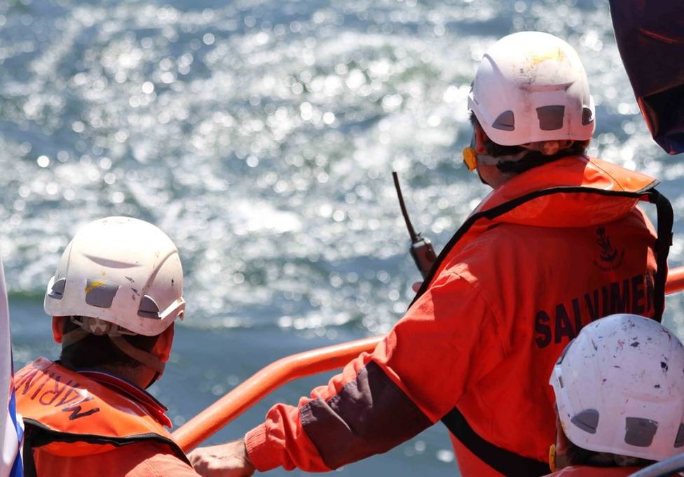 Salvamento Marítimo busca un kayak con tres migrantes a bordo en aguas del Estrecho