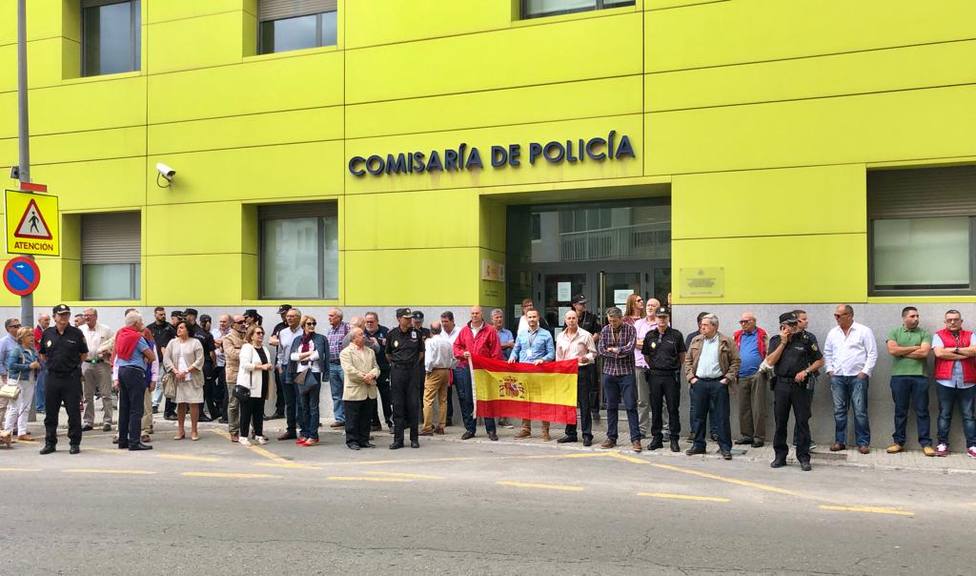 Concentración de apoyo a la Policía Nacional en la comisaría de Cartagena
