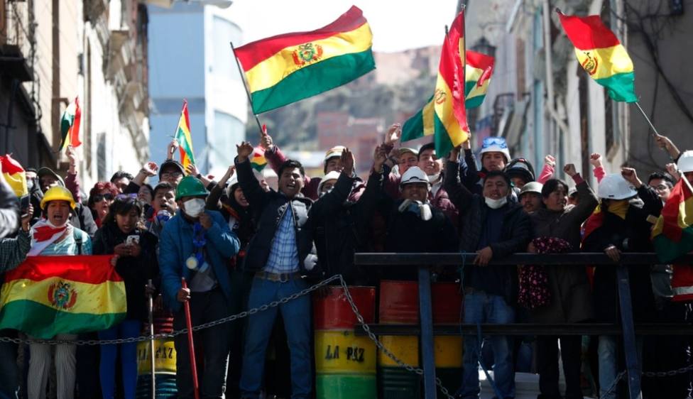 Grupos de manifestantes cercan una radio y una televisión estatal en Bolivia