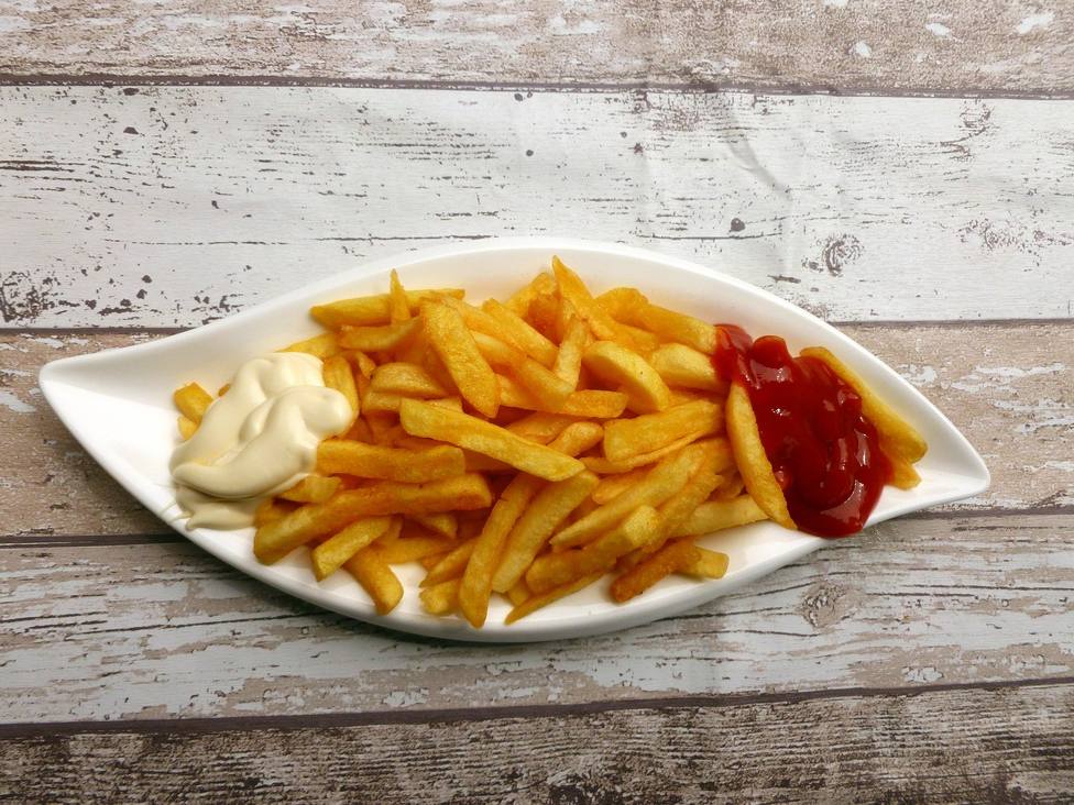 Unas patatas fritas con ketchup y mayonesa