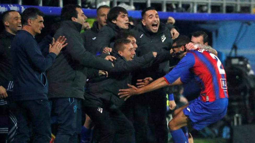 Jugadores del Eibar celebrando un gol de Esteban Burgos