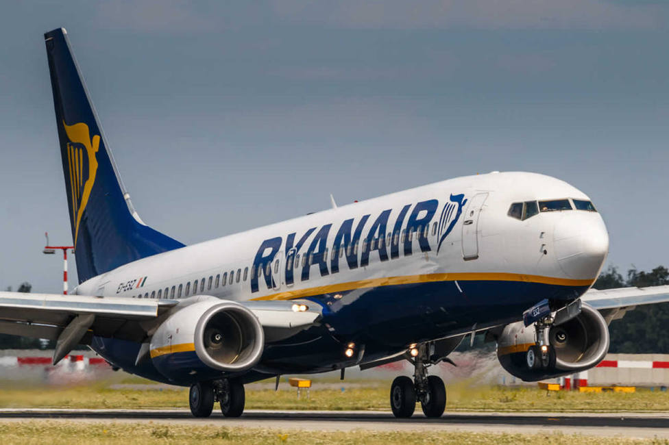 Ryanair se compromete a mantener el empleo de sus pilotos a cambio de una rebaja salarial del 20%