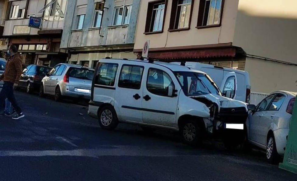 La furgoneta acabó colisionando con un turismo que estaba estacionado - FOTO: Tráfico Ferrolterra