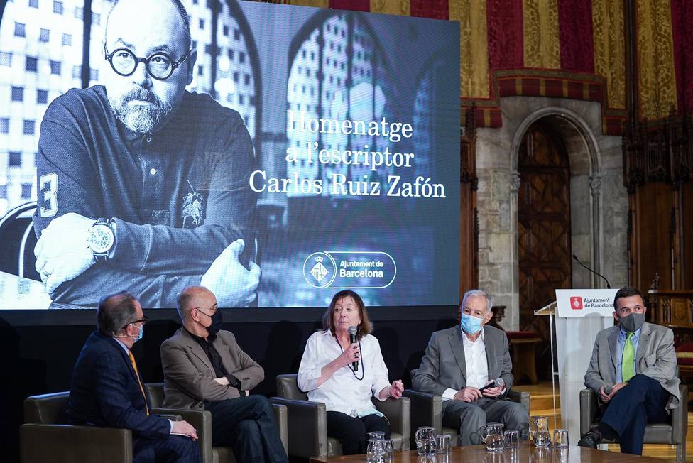 Josep Cuní, Sergi Doria, Antonia Kerrigan, Eduardo Mendoza y Sergio Vila-Sanjuán, en el homenaje a Carlos Ruiz