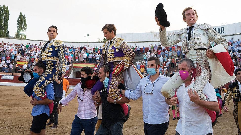 Manzanares, El Juli y Román en su salida a hombros este viernes en El Espinar (Segovia)